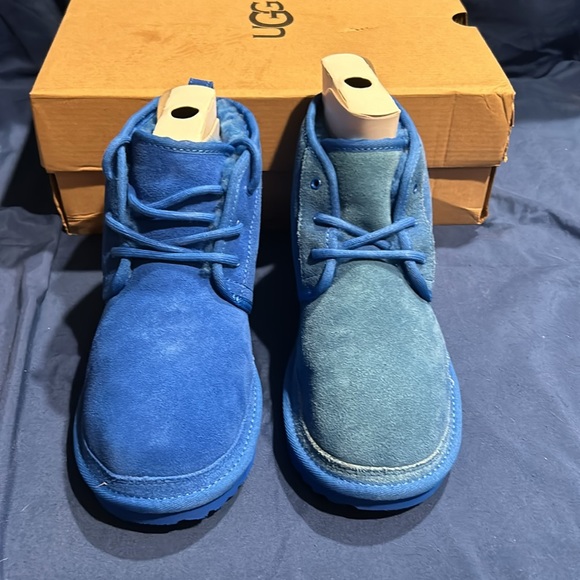 UGG- Neumel II, DVE, 5 kids QS, left shoe is faded - Picture 2 of 9